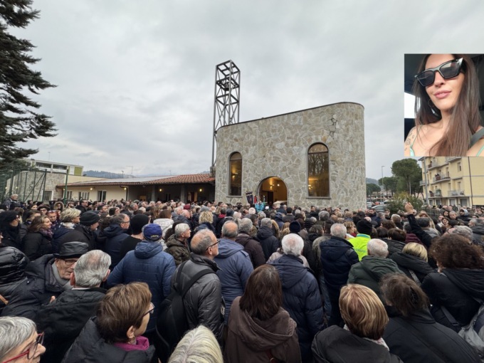 Un migliaio per l’ultimo saluto a Eleonora Guidi. Rose rosse, lacrime e silenzio. Don Luca: “Non fatevi vincere dalla rabbia, fatevi aiutare”
