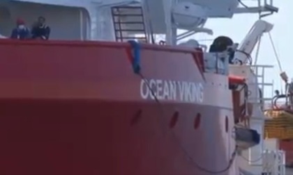 Livorno, sbarcati i 112 migranti della Ocean Viking