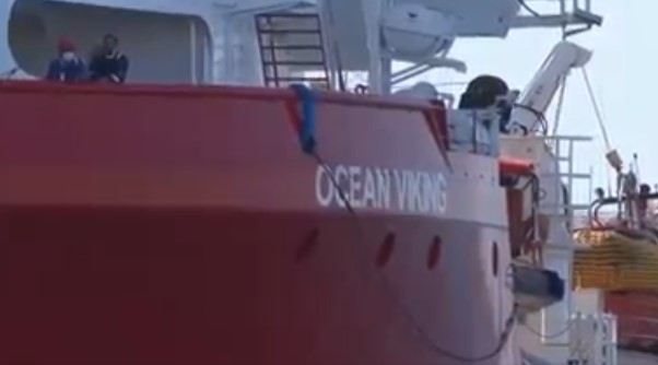 Livorno, sbarcati i 112 migranti della Ocean Viking