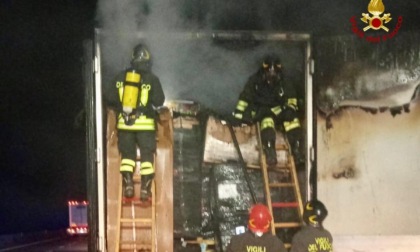 Camion va a fuoco sulla provinciale: illeso l'autista