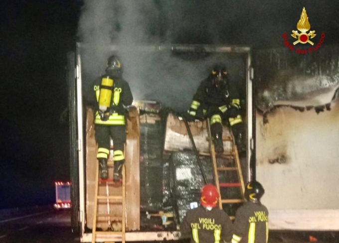 Camion va a fuoco sulla provinciale: illeso l’autista