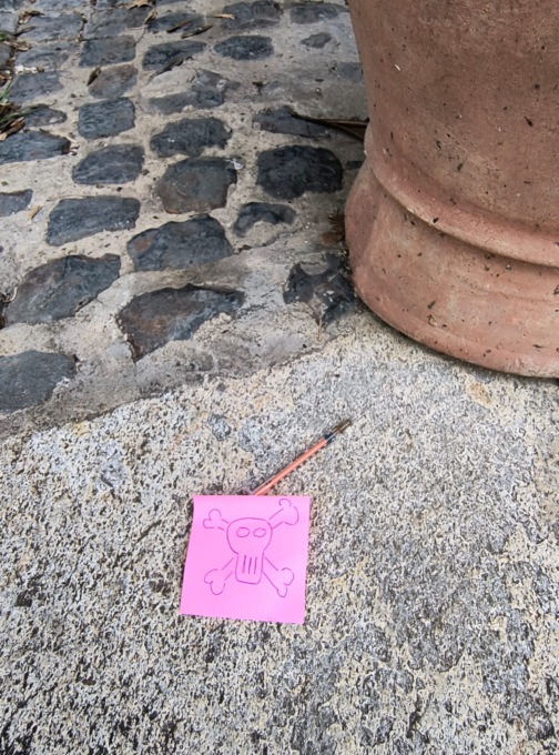 Siringhe in Lungarno Santa Rosa, i residenti le segnalano con dei post-it colorati