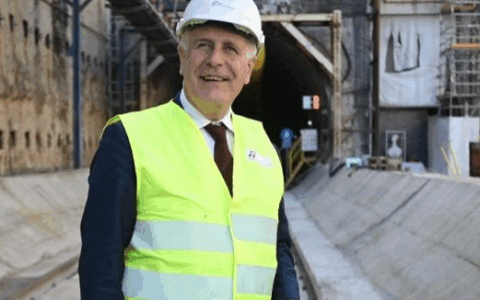 La Toscana introduce il “reddito regionale di reinserimento lavorativo”: assegno da 500 euro per chi ha perso lavoro e ammortizzatori