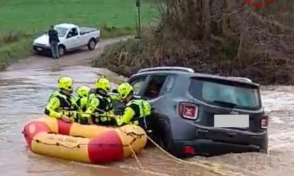 Bloccati con l'auto nel torrente in piena. Coppia messa in salvo dai vigili del fuoco