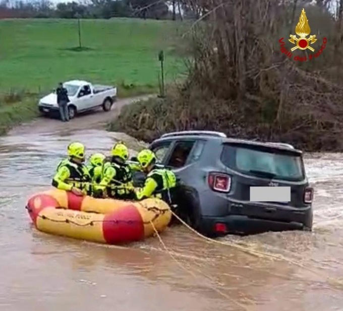 Bloccati con l’auto nel torrente in piena. Coppia messa in salvo dai vigili del fuoco