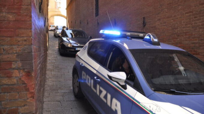 Nascondeva la droga nella scrivania dell’ufficio: in manette una 36enne albanese