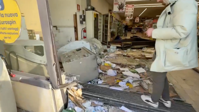 Prato, sfondano l’ingresso di Eurospin con una ruspa per rubare le casseforti