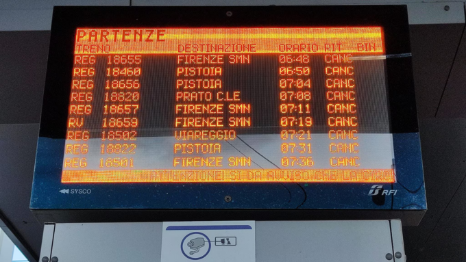 Muore investito da un treno: corse sospese e bus potenziati