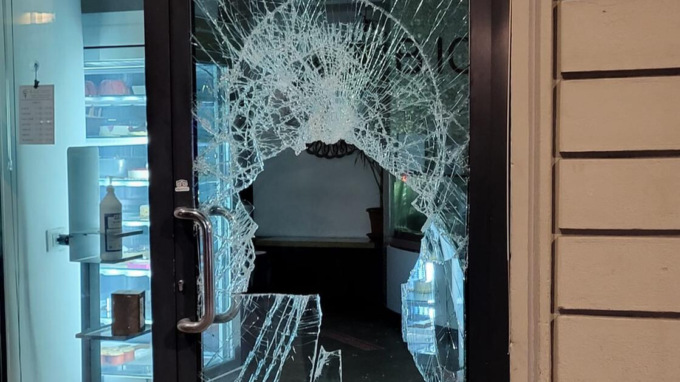 Spaccata al bar, scattano i fumogeni: ladro in fuga