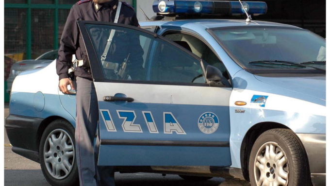 Firenze, un’altra spaccata: sfondano la vetrata del bar con un tombino e rubano 200 euro