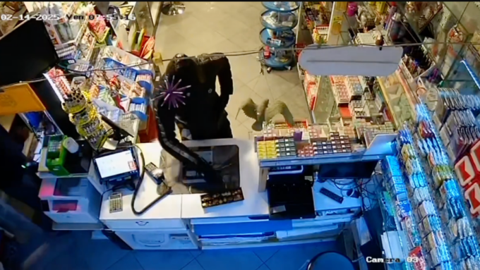 Rapina con la pistola in tabaccheria