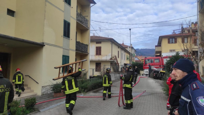 Vaiano, donna muore nell’incendio di un appartamento: intossicato il figlio nel tentativo di salvarla