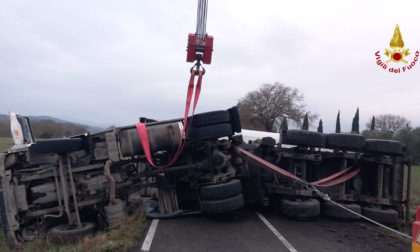 Camion si ribalta sulla strada del Cipressino