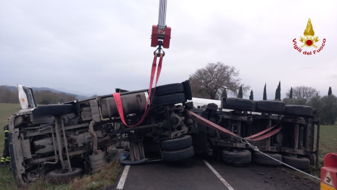 Camion si ribalta sulla strada del Cipressino