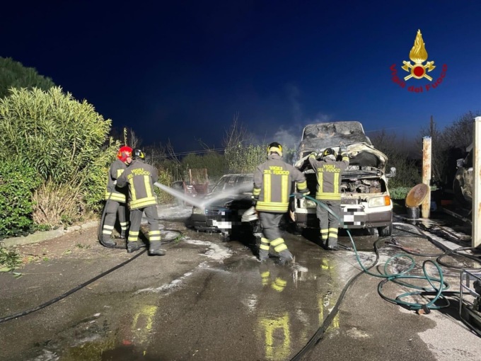Incendio nel distributore di benzina: in fiamme due furgoni e un’auto