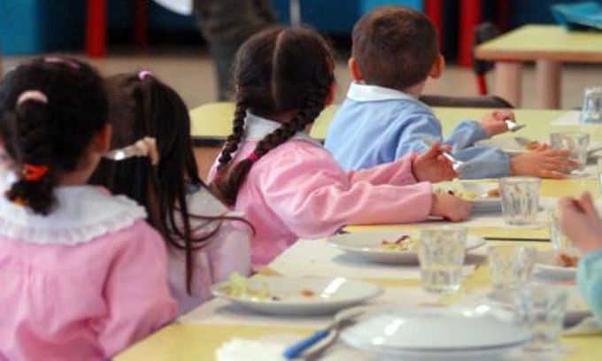 Alla mensa scolastica? Pane e olio per i bimbi “morosi”. Succede a Montevarchi