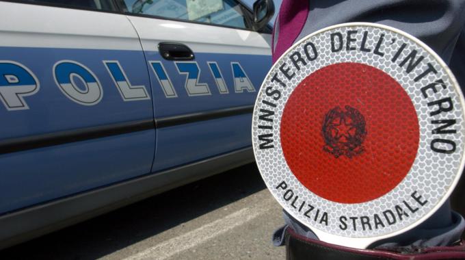 Contromano e senza patente sull’A15: giovane pirata fermato a Massa