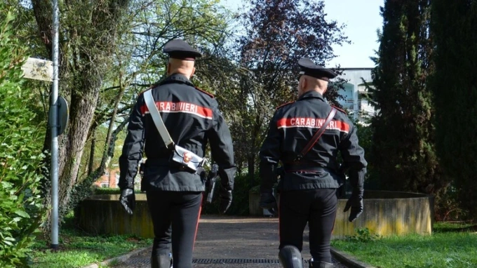 Dimentica pistola e munizioni nel carrello