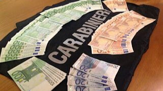 Viaggiano con 30mila euro in banconote false nel portaoggetti: arrestati
