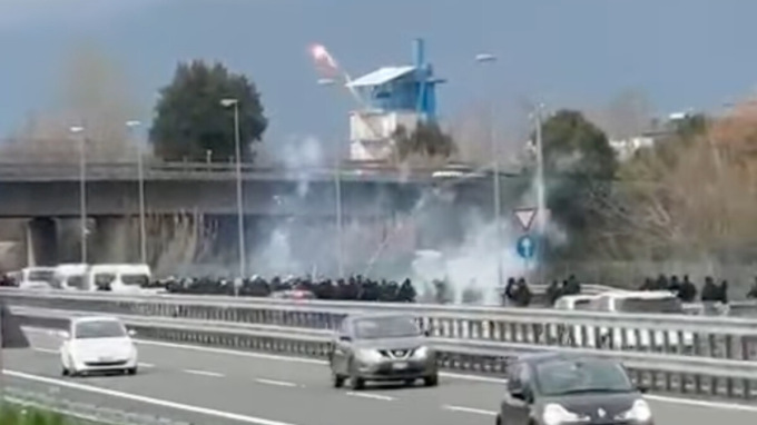 Scontri tra tifosi sull’A12: 14 Daspo tra ultras lucchesi e perugini