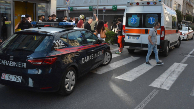 Sfondano l’ingresso con un furgone e ripuliscono la cassaforte: assalto al supermercato