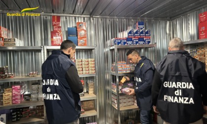 Contrabbando di prodotti da fumo: maxi-sequestro della Guardia di finanza a Lucca