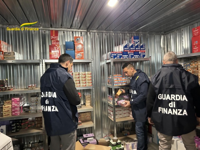 Contrabbando di prodotti da fumo: maxi-sequestro della Guardia di finanza a Lucca