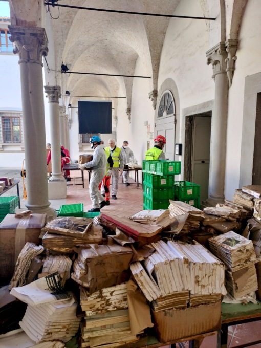 Salvataggio dei libri dell’Istituto Ernesto De Martino a Sesto Fiorentino