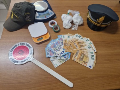 In casa con oltre 240 grammi di cocaina purissima. Scattano le manette per un 49enne della Lunigiana