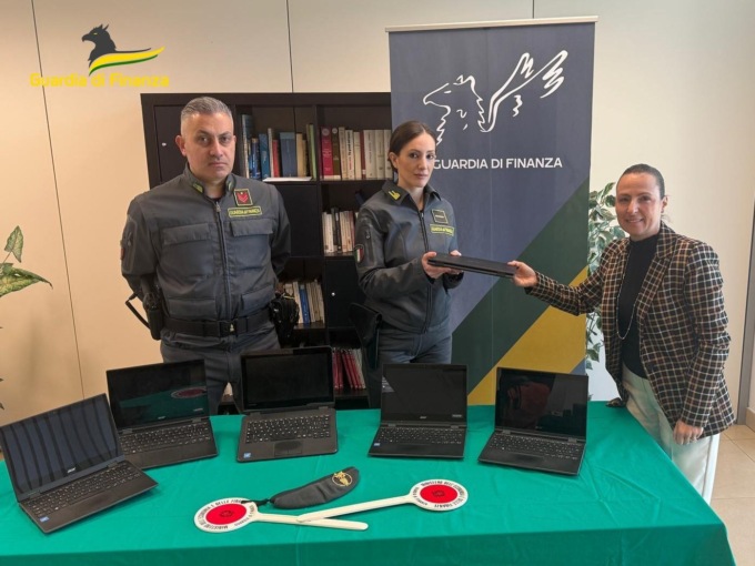 Pistoia, ruba sei computer portatili da scuola: sedicenne nei guai