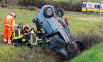 Collesalvetti, si ribalta e rimane incastrata nell’auto finita in un fosso