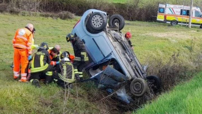 Collesalvetti, si ribalta e rimane incastrata nell’auto finita in un fosso