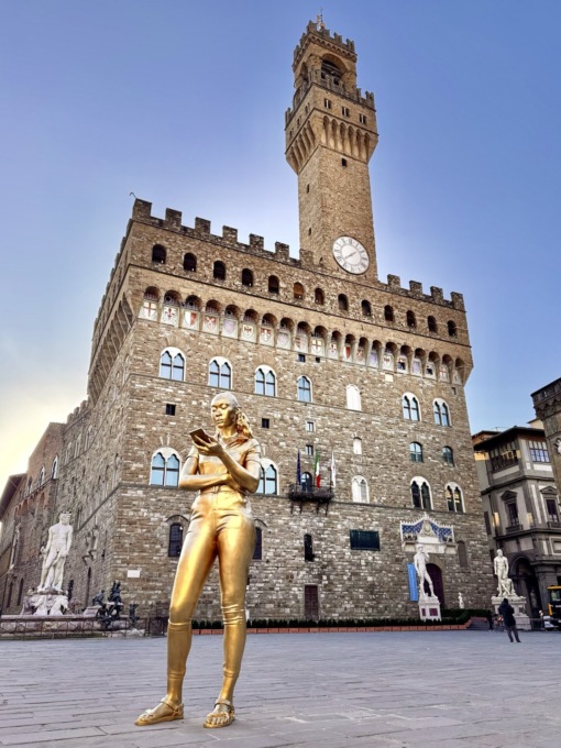 Banane sulla statua di Price che raffigura una donna nera. Due influencer multati: “Si tratta di razzismo”