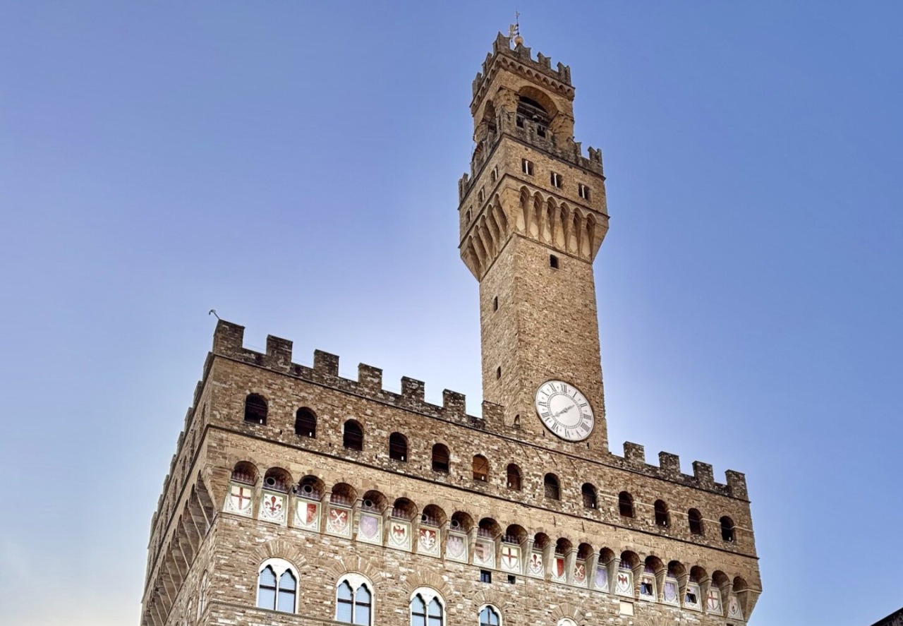 Controlli della Polizia Municipale in una piazza del centro, multe per otto dehors