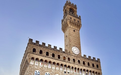 Controlli della Polizia Municipale in una piazza del centro, multe per otto dehors