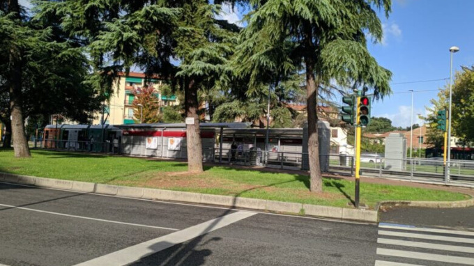 Firenze, si rompe una condotta fognaria e l’asfalto sprofonda in viale Talenti