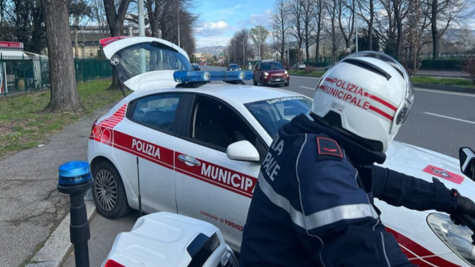 Alla guida di un mezzo con targhe rubate e la patente scaduta da dieci anni
