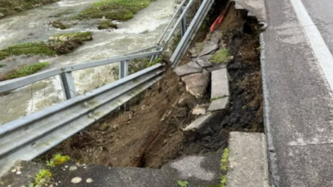 Crolla la strada e camion finisce nella voragine, autista illeso