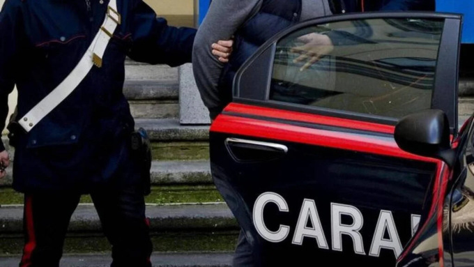 Viola il divieto d’avvicinarsi alla vicina: arrestato