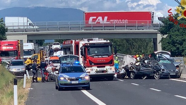 Operaio muore travolto da un camion: indagato un 34enne residente ad Arezzo