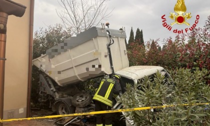 Pontedera, veicolo per la raccolta rifiuti finisce in un resede privato: ferito l'autista