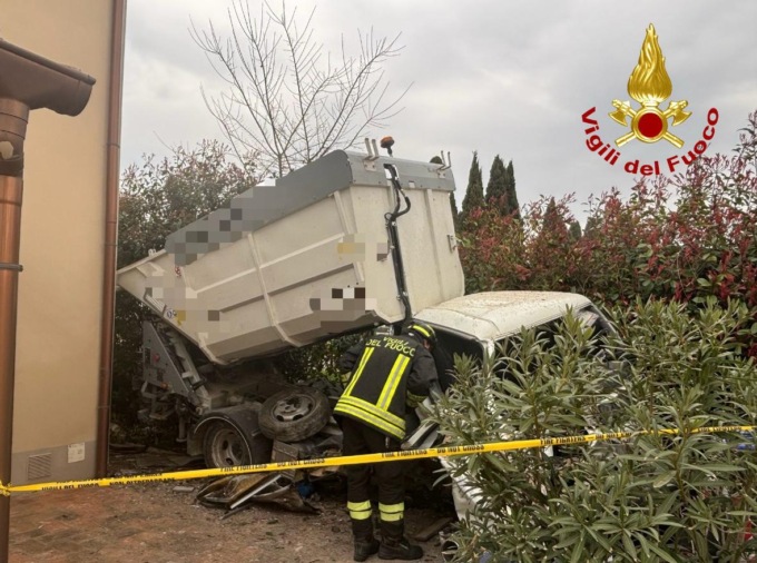 Pontedera, veicolo per la raccolta rifiuti finisce in un resede privato: ferito l’autista