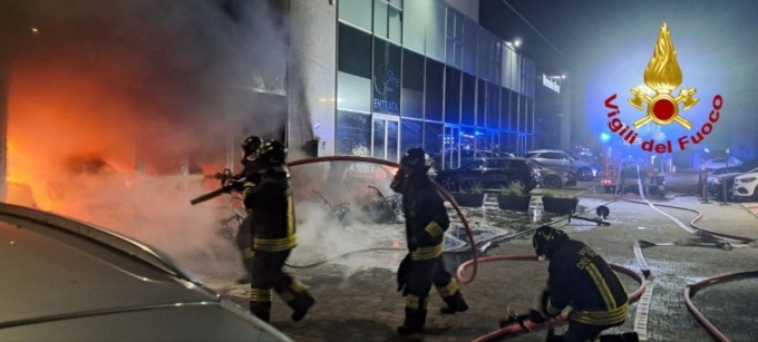 Livorno, fiamme nel concessionario: diverse auto distrutte nel maxi-rogo