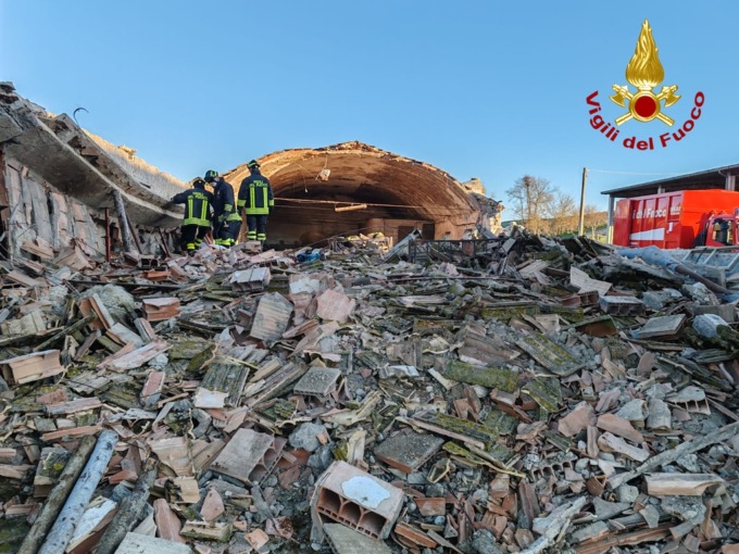 Siena, crolla un capannone: quaranta pecore salvate dai Vigili del Fuoco
