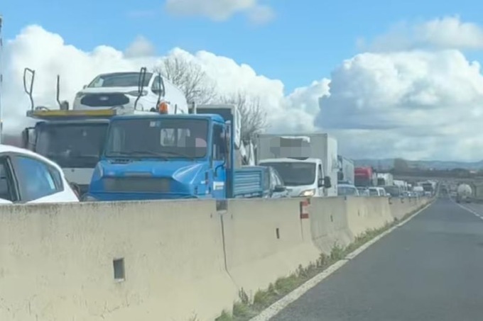 Incidente in Fi-Pi-Li, superstrada bloccata in direzione mare