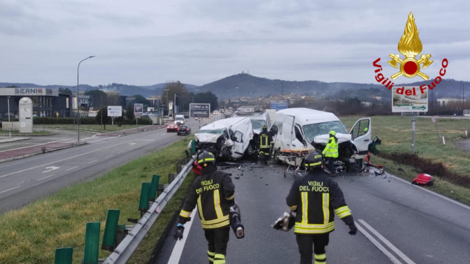 Scontro fra furgoni, 1 morto e 4 feriti