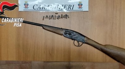 Paura a San Giuliano Terme: spara in strada col fucile e poi aggredisce i carabinieri