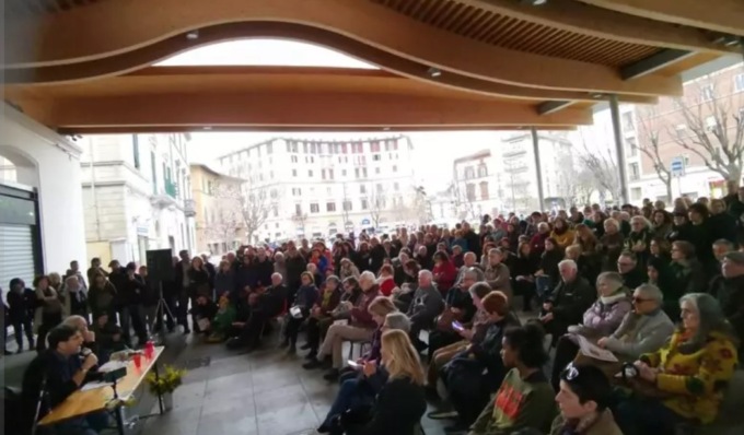Firenze, ancora libri bruciati nel sottopasso delle Cure: erano del senza tetto Marco