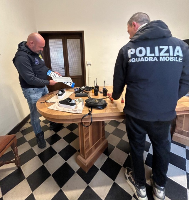 Roccambolesco inseguimento a Siena. Tre ladri beccati in flagranza, cercano di scappare, ma vengono fermati dalla Polizia