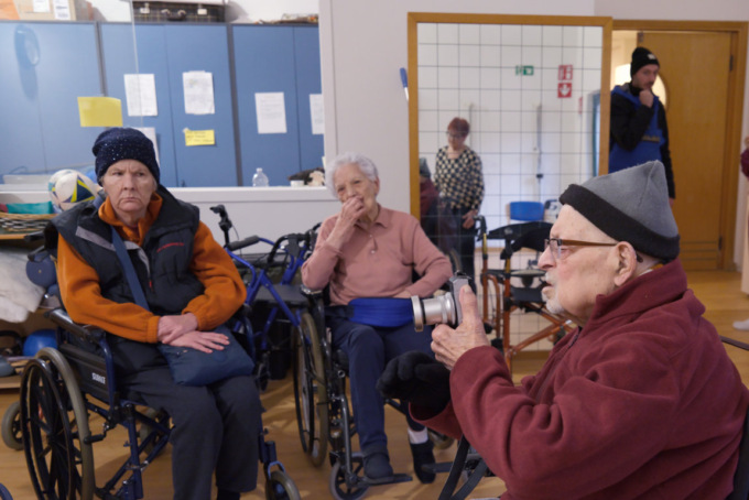 Luciano Ricci, ha fotografato Callas e De Filippo. A 92 anni espone gli scatti delle anziane nella Rsa in cui è ospite